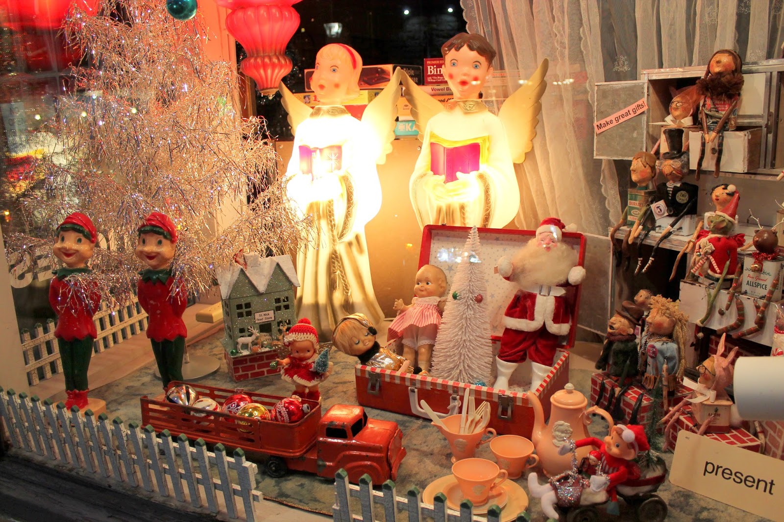 All That's Vintage All That's Vintage Window Displays (Merry Christmas)