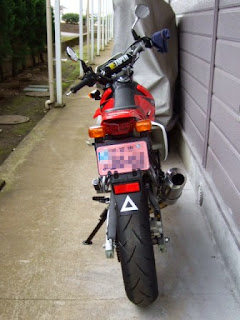 ロングサイドスタンド装着後の車体の傾き XR100モタード ロングサイドスタンド装着後の車体の傾き