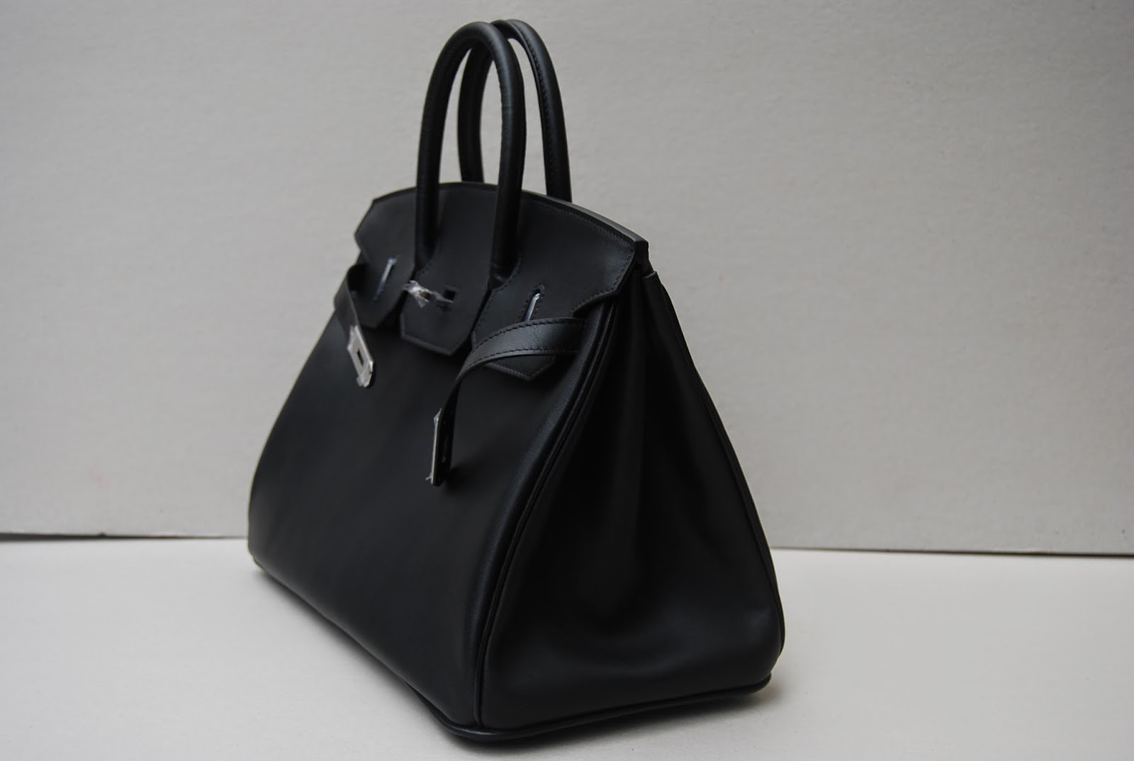 hermes belts Kim Kardashian with a Hermes so Black Birkin 35