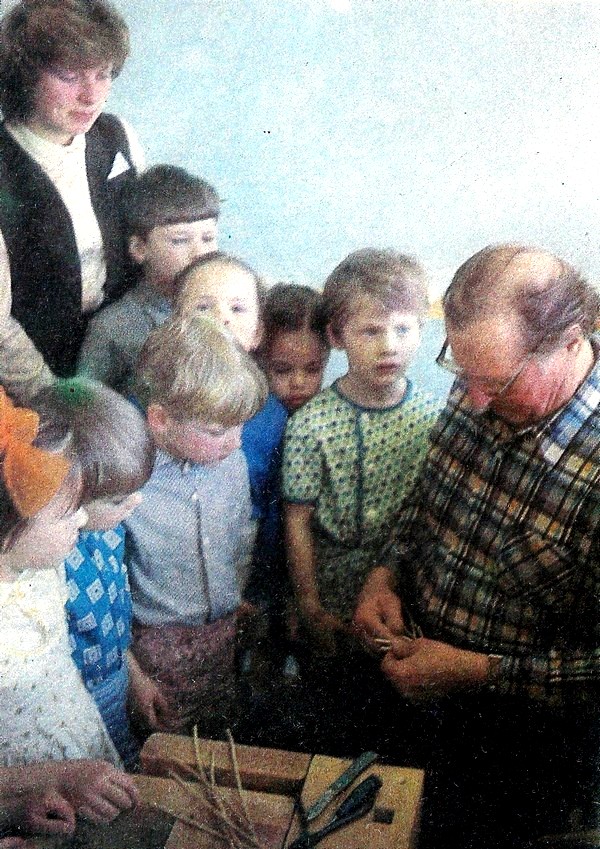 Valles bērnudārzā bērni ar audzinātāju skatās ko viens vīrs meistaro