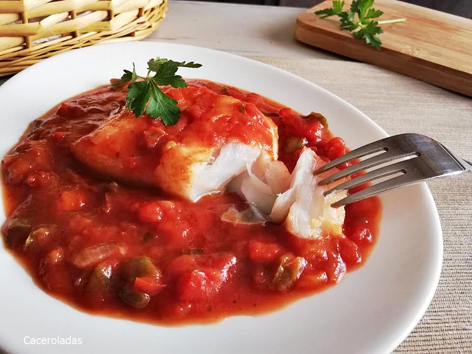 Bacalao con tomate - Receta tradicional fácil | Caceroladas