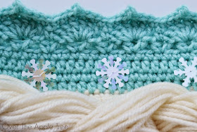 Crochet Elsa Crown With Hair, free pattern >> Over The Apple Tree