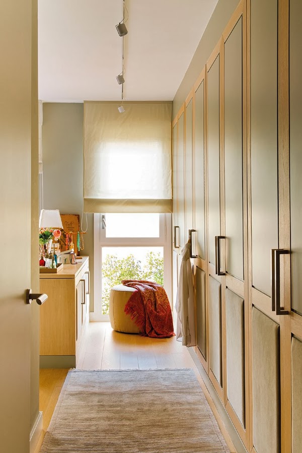 Un piso pequeño con ideas ingeniosas de almacenaje.. | Decoración