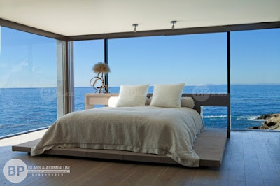 Vách kính cường lực ngăn phòng ngủ, phòng tắm hiệu quả mà lại Sang White-bedroom-with-pillows-and-blanket-bedside-decor-lights-laminate-wooden-flooring-glasses-sliding-door-also-sea-scenery-915x609