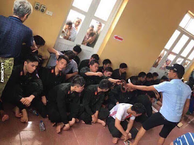 Người dân bắt giữ trái phép hơn 20 chiến sĩ công an