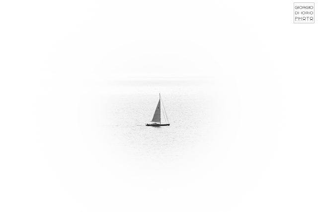 Foto Ischia, Foto di Ischia, Barca a vela Ischia, Sailing Boat Ischia, Minimal, Minimal Summer, Bianco e nero, Fotografare in bianco e nero, Foto in bianco e nero, black and white photography,