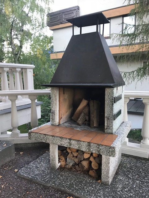 スイス・ワーテンスタインのホテル外にある薪の暖炉