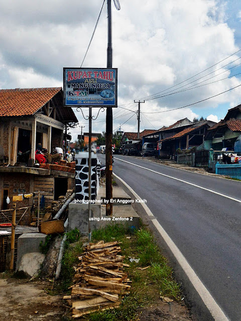 Papan petunjuk Kupat Tahu Mangunreja. Papan petunjuk Kupat Tahu Mangunreja.