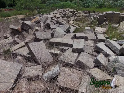 Pedra folheta de granito para construção de chalé de pedra.