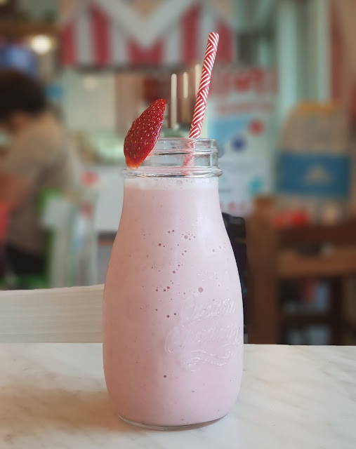 food blogger dubai piadera strawberry smoothie