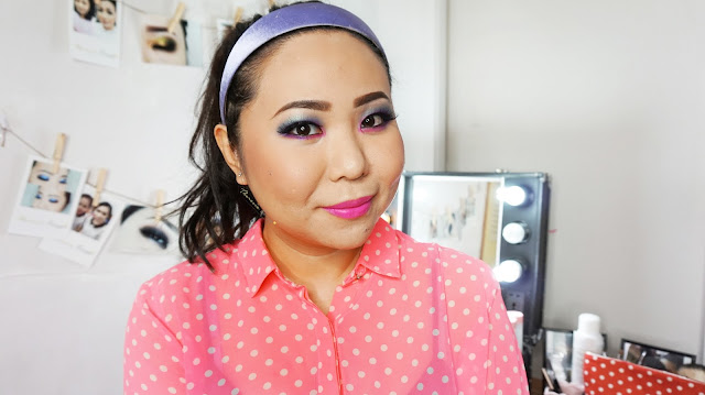 How to get 80s disco makeup tutorial. Using eyeshadows from Urban Decay Electric palette and a bright pink lipstick. A colorful and bold makeup look. Learn the basic and easy makeup technique with Theresia Feegy, makeup artist and beautepreneur. How to get an easy vintage daily look and what are the perfect vintage color combination