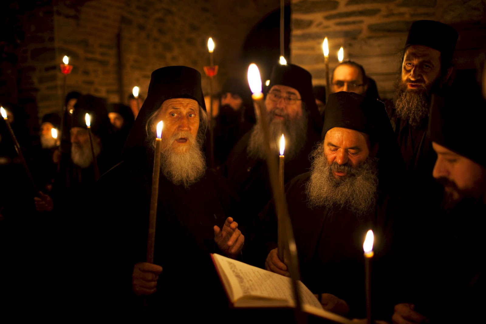 Афон монахи. Старцы Афона. Монах идет. Монахи православные фото.