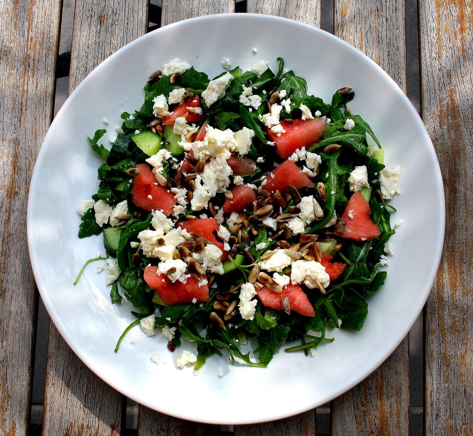 Rucola-Salat mit Wassermelone, Gurke und Feta | Essen und Trinken