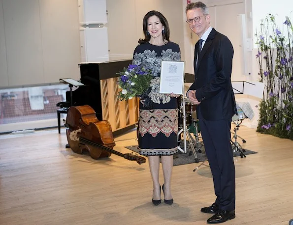 Crown Princess Mary wore Oscar de La Ranta Print dress, Quidam Alligator Clutch, Gianvito Rossi Pumps, Massimo-Dutti Reversible coat