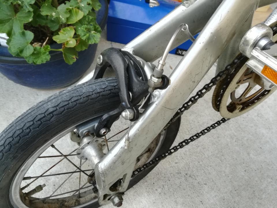 折りたたみ自転車 その７ キャリパーブレーキの塗装剥離