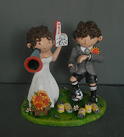 Cake topper - Sposini giocatore e sposina tifosa cake topper milano idee regalo sposi divertenti tifosi di calcio orme magiche