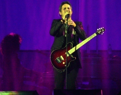 Alejandro Sanz Foto de Alejandro Sanz cantando en concierto