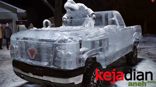 Keren, Mobil Unik Dari Es Batu di Kanada