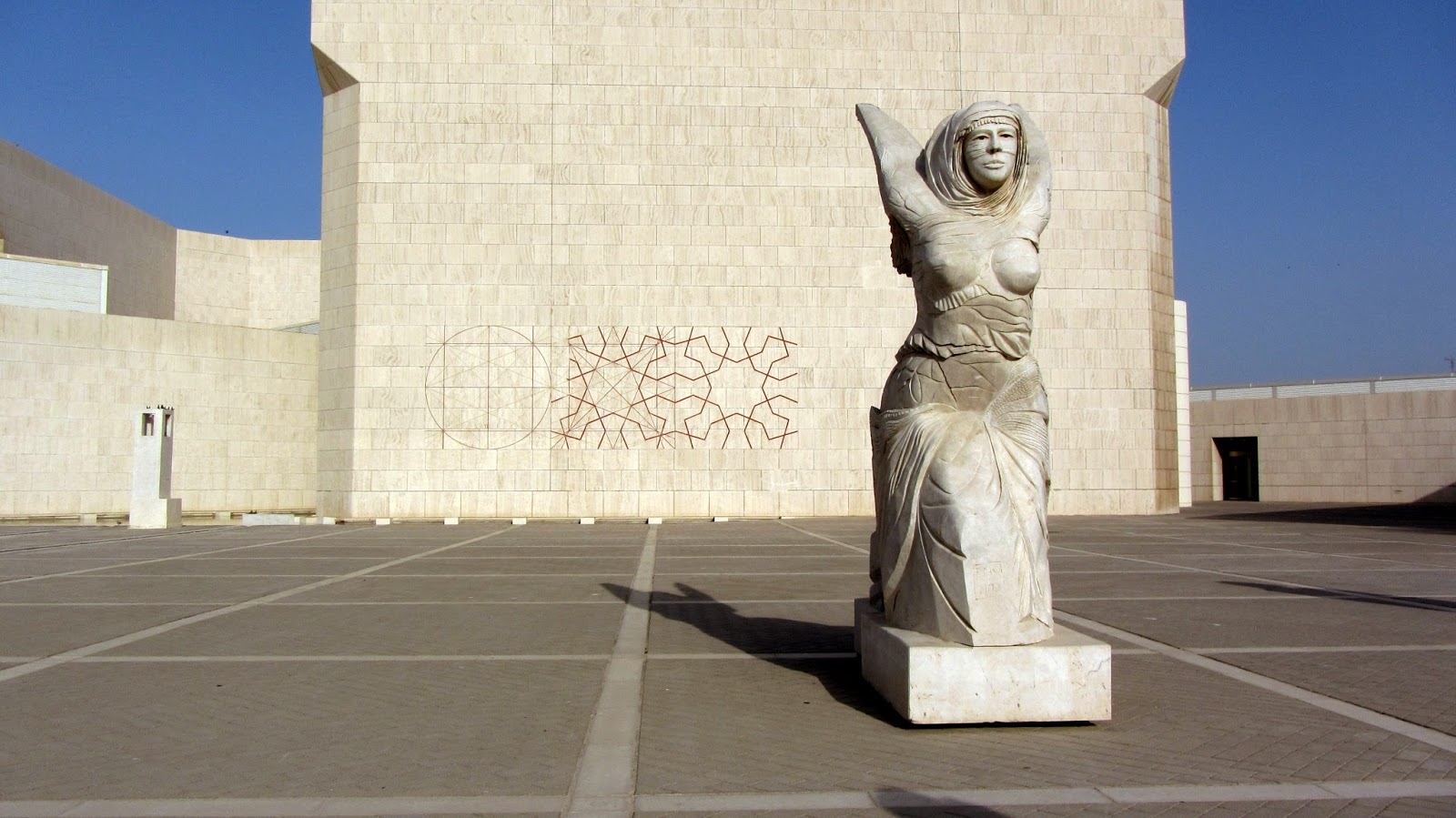 Pop Culture Middle East: A day in Bahrain Part 1: Burial mounds and the ...