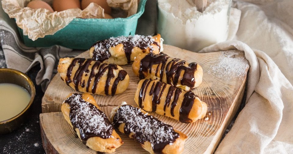 эклеры тесто. эклеры со сгущенкой. ольга шобутинская эклеры. выпечка из заварного теста. выпечка эклеров.