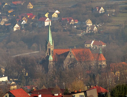 Widok z Podksięża na Kościół Nawiedzenia Najświętszej Marii Panny w Suchej Beskidzkiej.