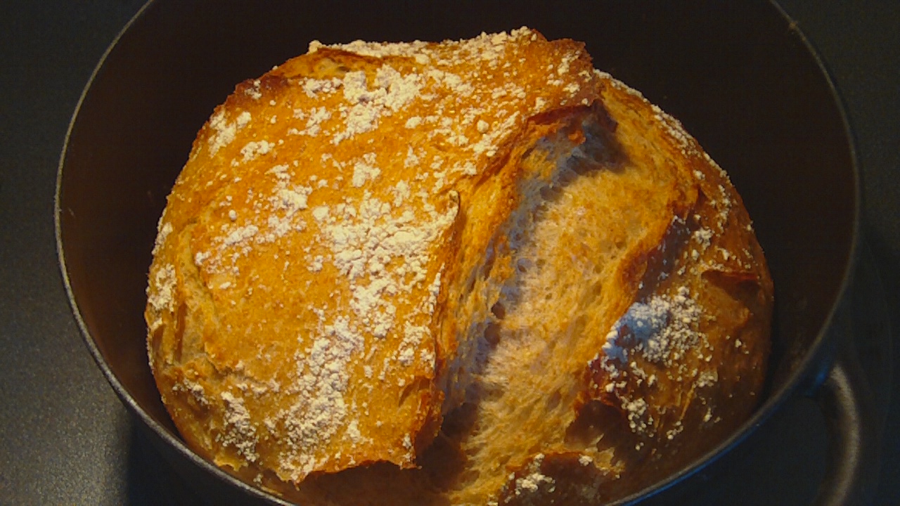 brot in einem gusseisernen