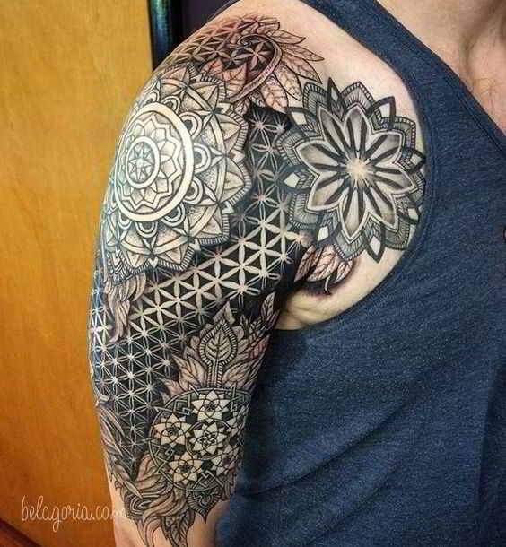 Un tatuaje de mandala en el hombro