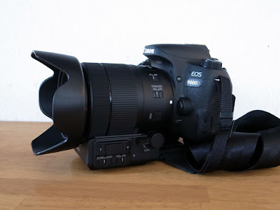 レンズの下に重りが付いているようであまり格好良くは無いですね2 Canon (キヤノン) パワーズームアダプター PZ-E1