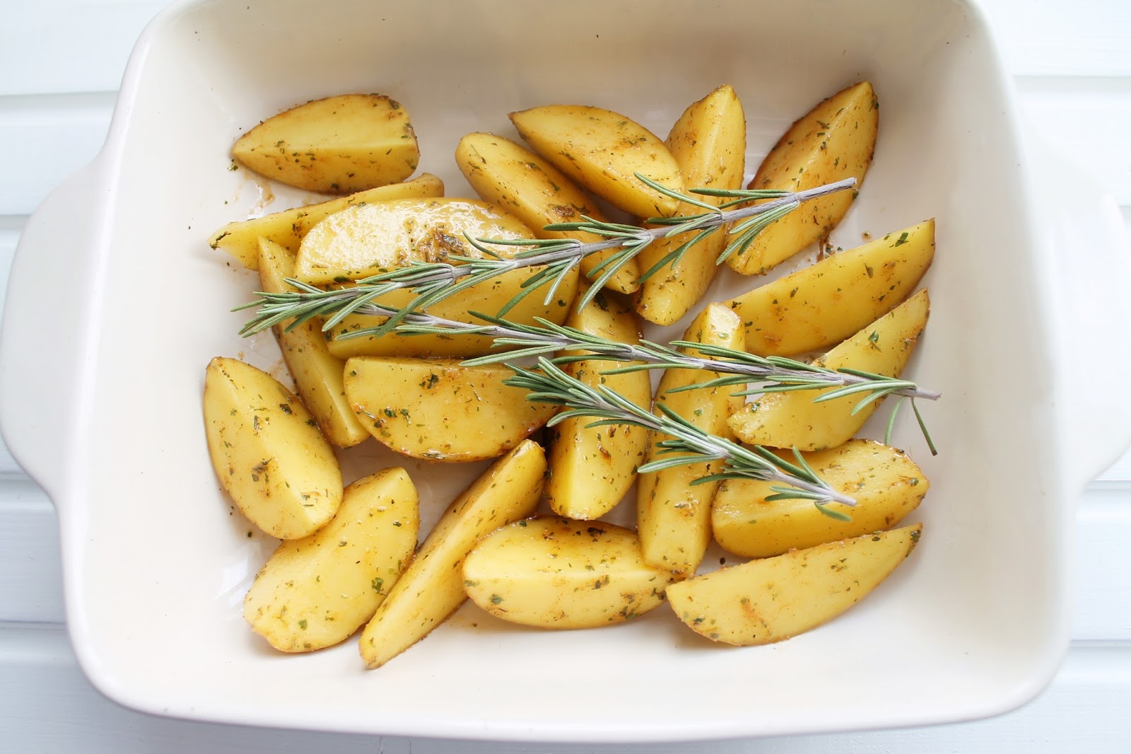 картошка запеченная с розмарином. картофель черри. картофель с розмарином и беконом. картофель с розмарином в духовке. картофель дольки с розмарином.