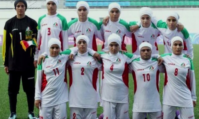 Los chicos de la selección femenina de fútbol de Irán