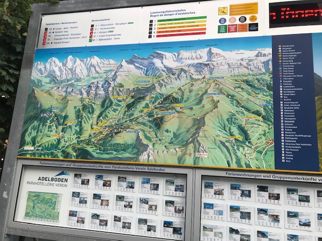 スイス・アデルボーデン発のケーブルカー乗り場がたくさんある