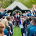 Tom Daley divulga foto do casamento com Lance Black, veja