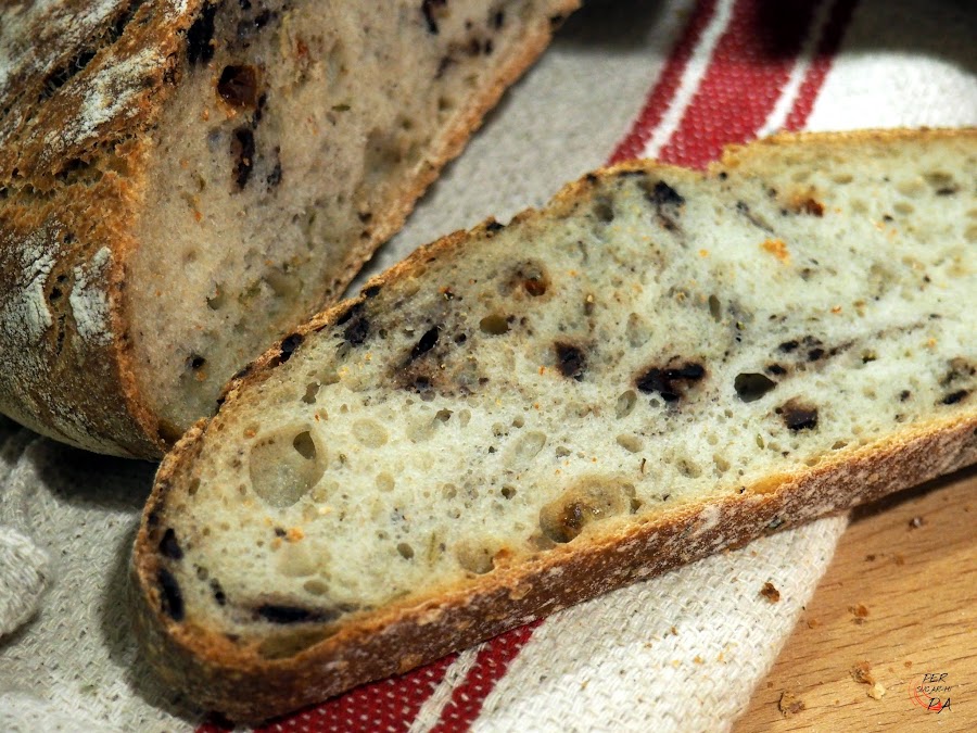 Pa de pagès con tomates secos, olivas negras, romero y tomillo