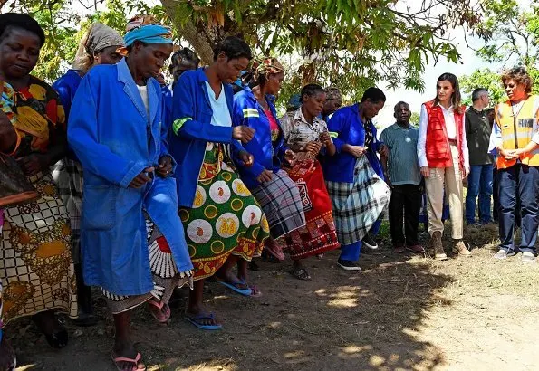 Queen Letizia arrived in Beira, the city that was affected by the cyclone the most, and she visited Dondo Health Centre