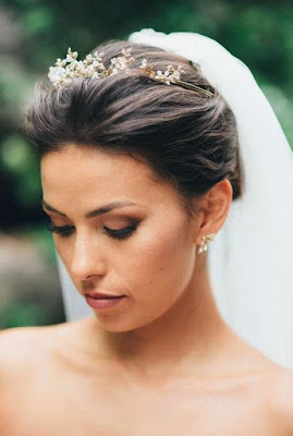 Peinado de Novia con Tiara y Velo Peinado de Novia con Tiara y Velo