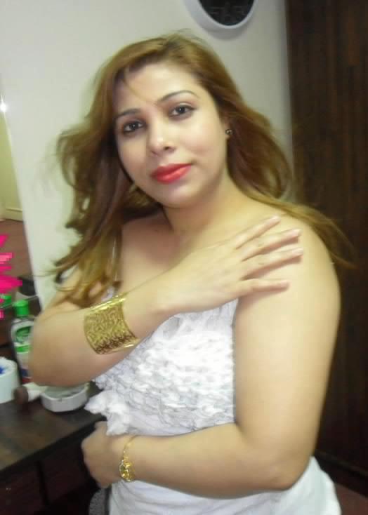 Housewife Photo Spicy Desi Housewife Of Real Life In Saree And Cleavage Photo