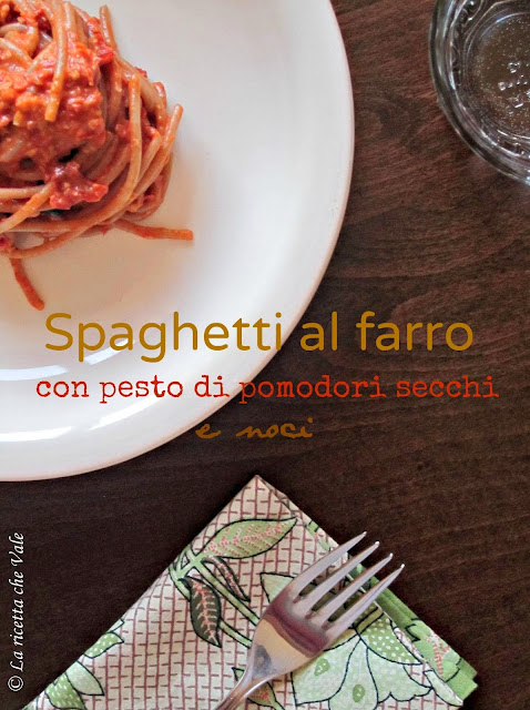 spaghetti al farro con pesto di pomodori secchi e noci