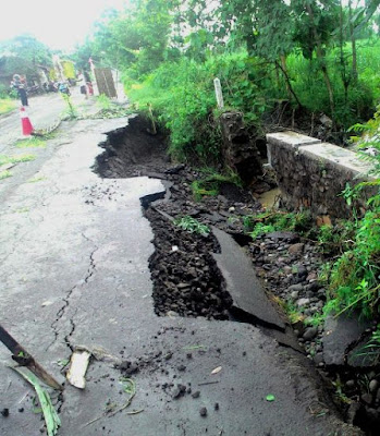 jalan longsor jatikalen