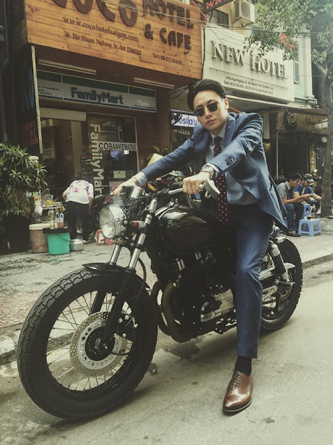 Những quý ông mặc suit lịch lãm trên môtô hoài cổ Những quý ông mặc suit lịch lãm trên môtô hoài cổ