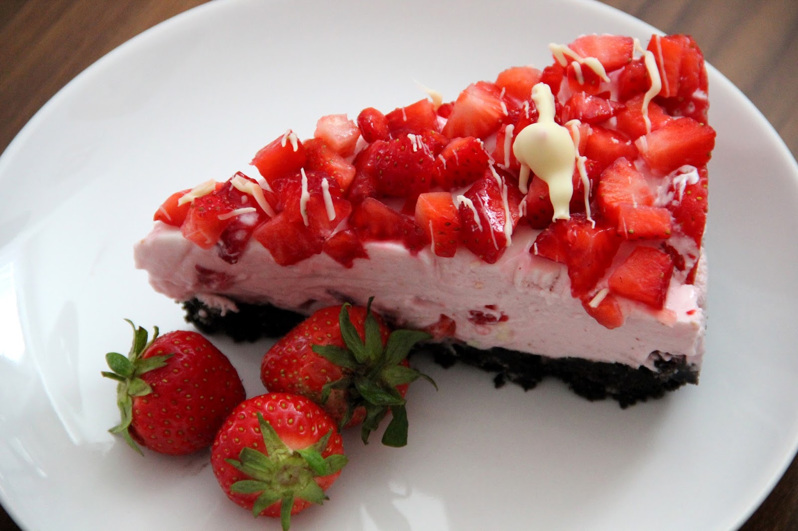 Sommerliche no bake Erdbeertorte mit Oreo Keks Boden Stilechtes