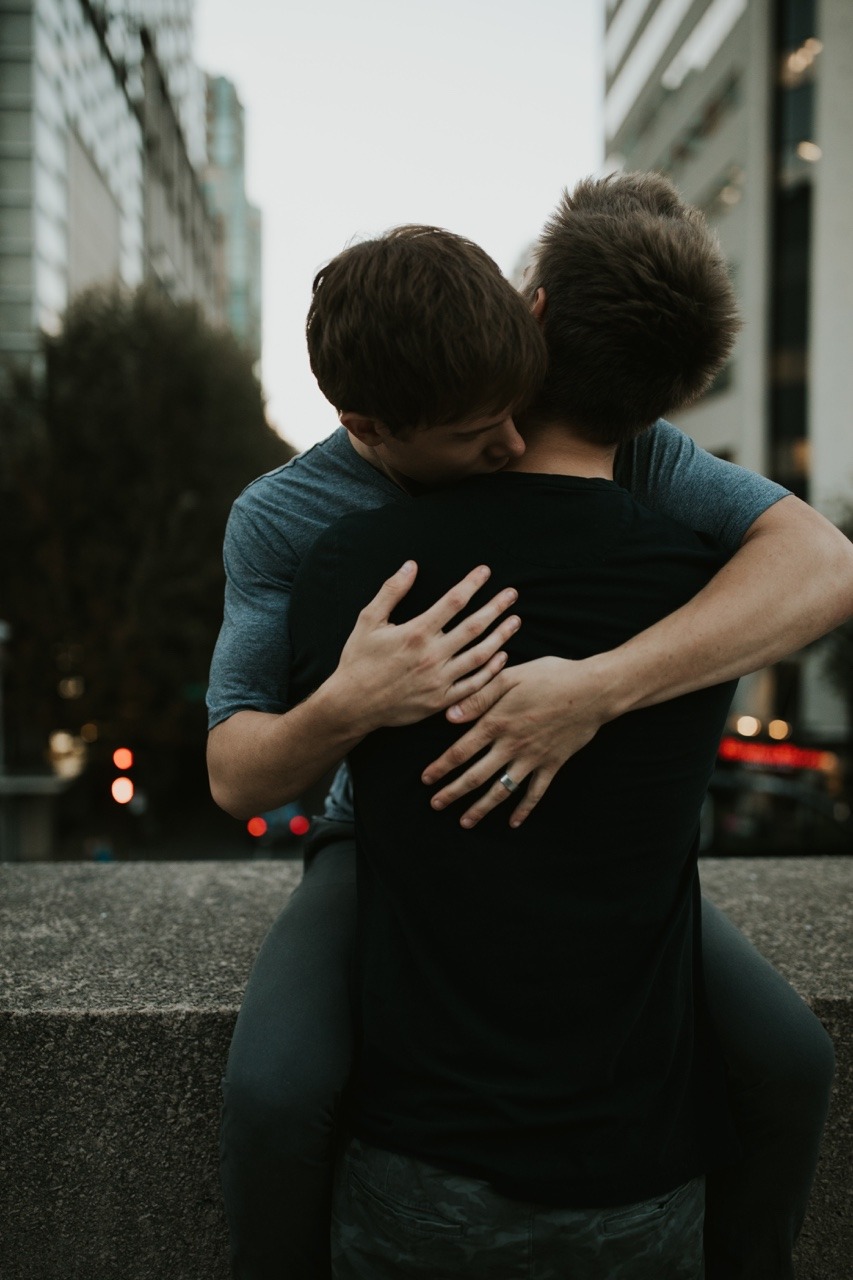 объятия. мужчина обнимал другую. объятия. человек обнимает другого. мужчина обнимал другую.