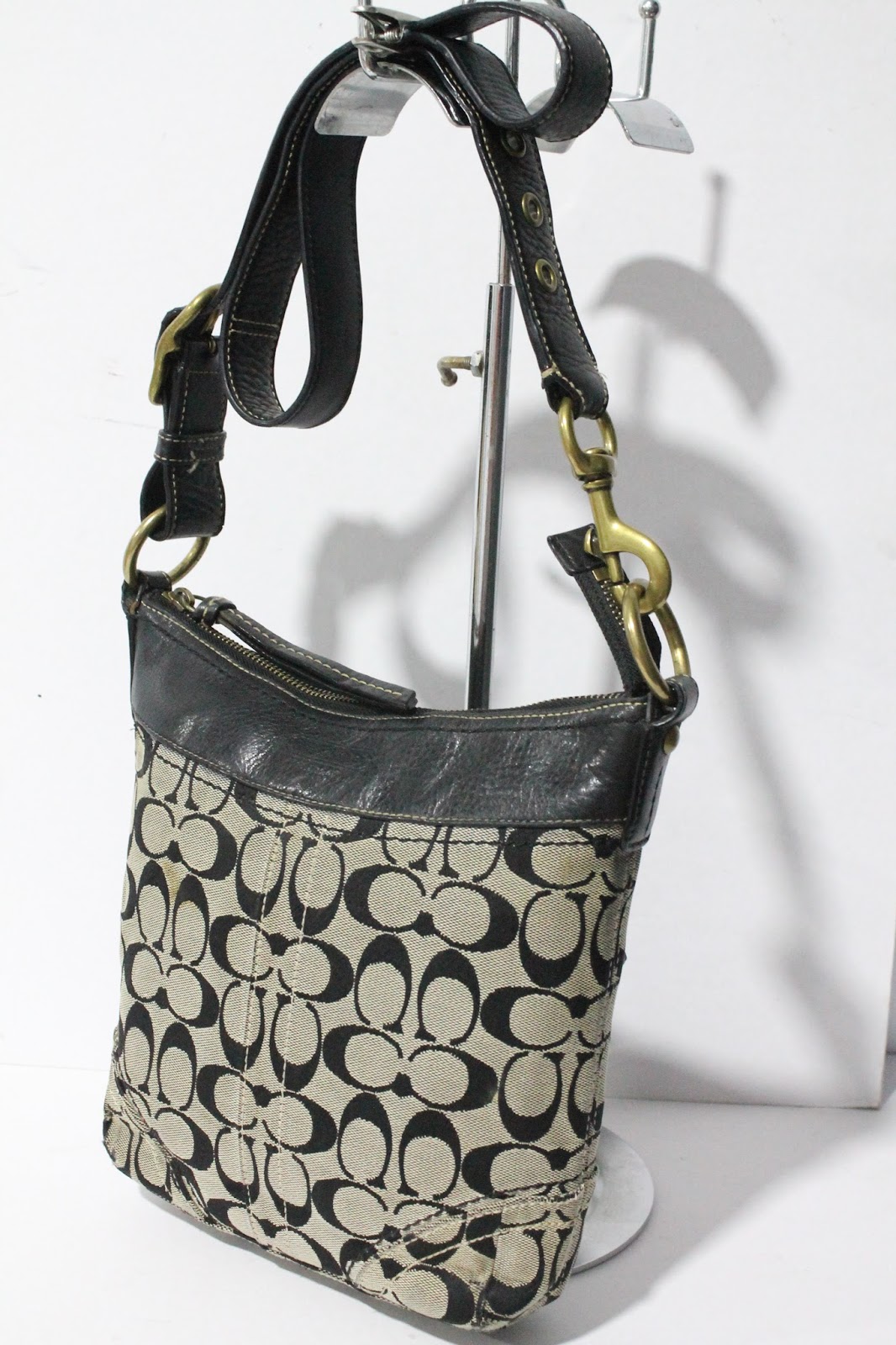 BUNDLEBARANGBAEK Authentic COACH Sling Bag. ( SOLD )