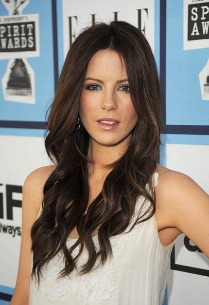 Kate Beckinsale with this effortless look Link up with Taylor's blog for