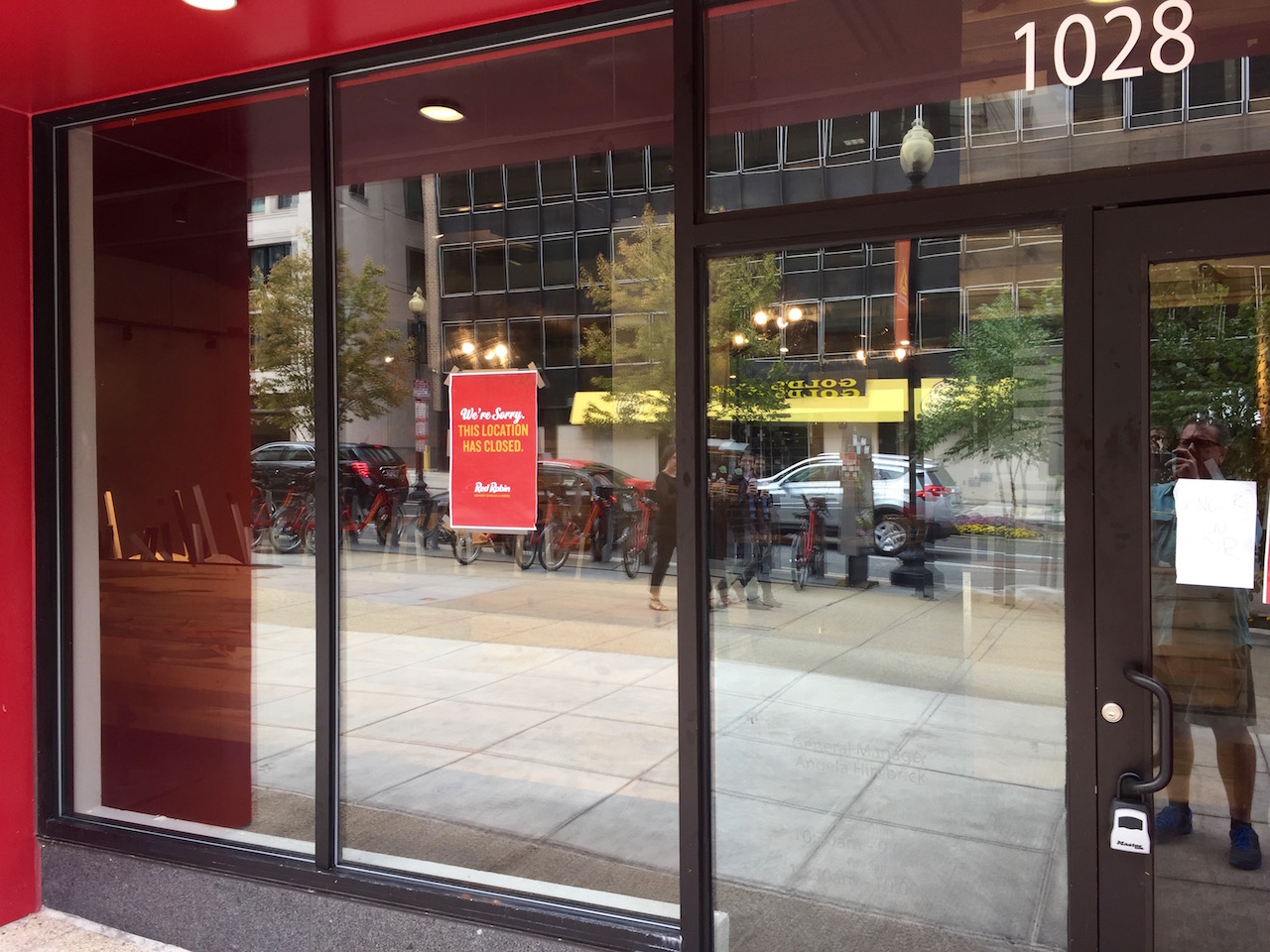 red robin burger works closes both dc locations dc outlook red robin burger works dc