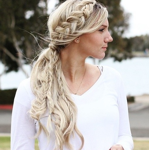 Después de trenzar su cabello bajo, WARN y sueltas a lo largo de la nuca, horquilla la trenza detrás de