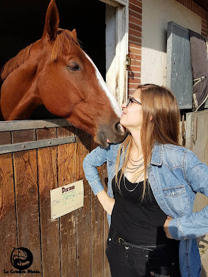 L'amour rend aveugle... à tel point que je ne vois pas Easy qui essaye de manger mon épaule. Portrait cheval alezan.