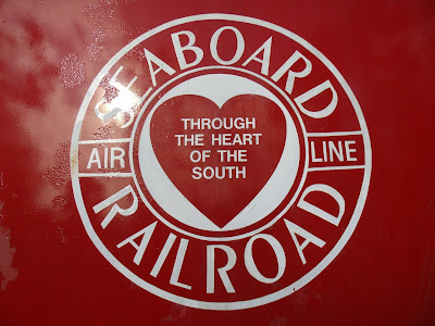 Logo de la Seaboard Air Line en el vagón en la estación ferroviaria que sirve de oficina a la sociedad histórica de Venice, Florida. Logotipo de la Seaboard Air Line Railroad