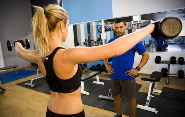 Sigue los consejos de tu monitor en el gimnasio