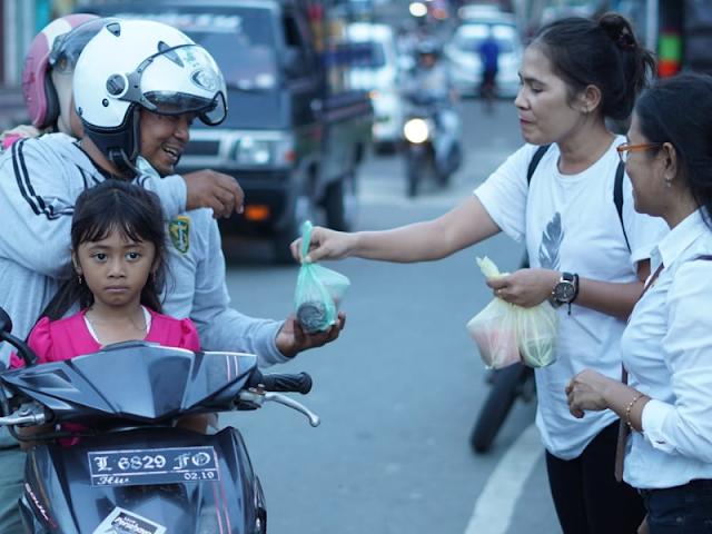 Tunjukan Kepedulian, Gema Tanimbar Bagi Takjil di Saumlaki Tunjukan Kepedulian, Gema Tanimbar Bagi Takjil di Saumlaki