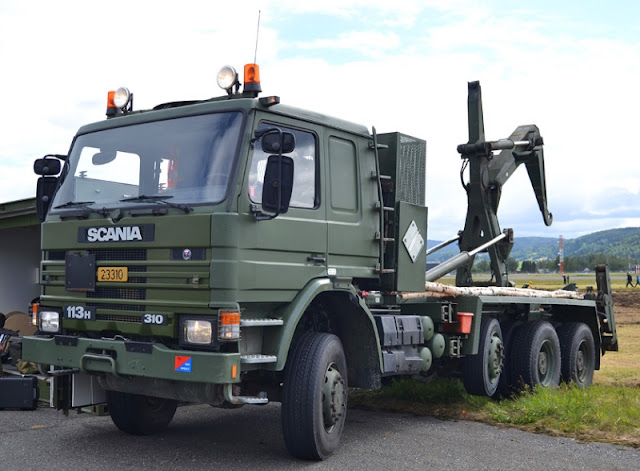 Truk Scania Modifikasi-militer hijau